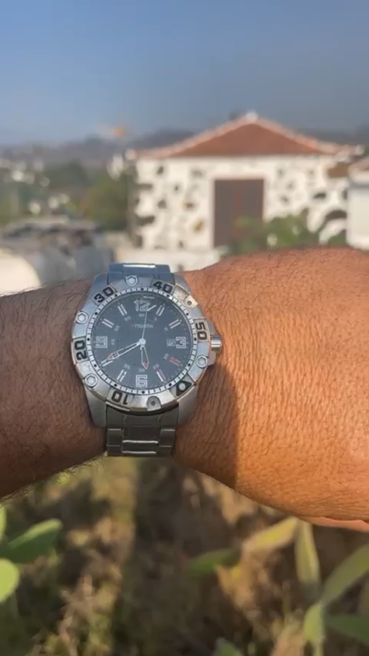 Se ve la hora en un reloj. Había pasado una fluida y enorme colada por mi casa. A esa hora, sigue en pie