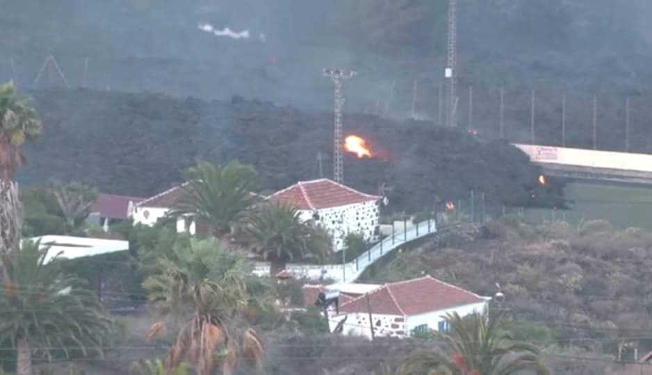 Se ve mi querida casa rodeada de la lava. De frente tengo al gigante rojo colosal