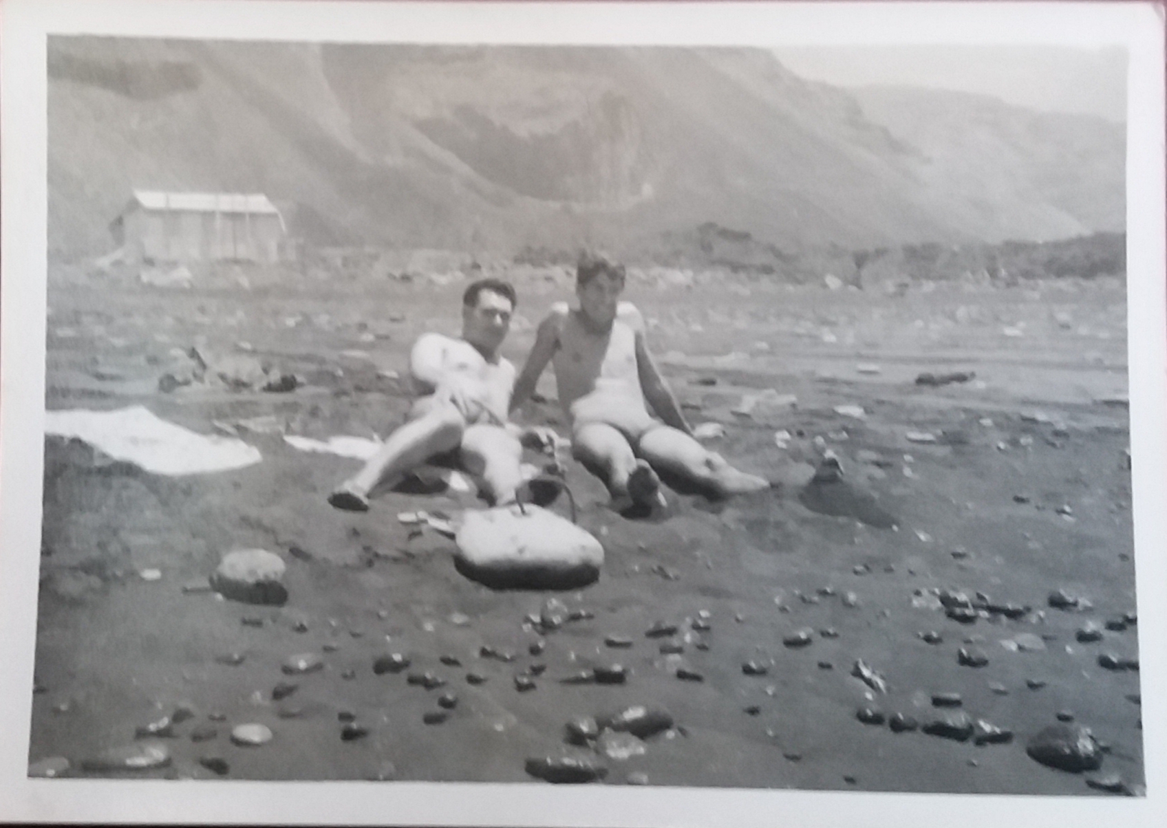 Foto del Álbum familiar. Se ve a dos personas en la antigua playa del volcán, y se aprecia a lo lejos la gran colada de lava del volcán de san juan