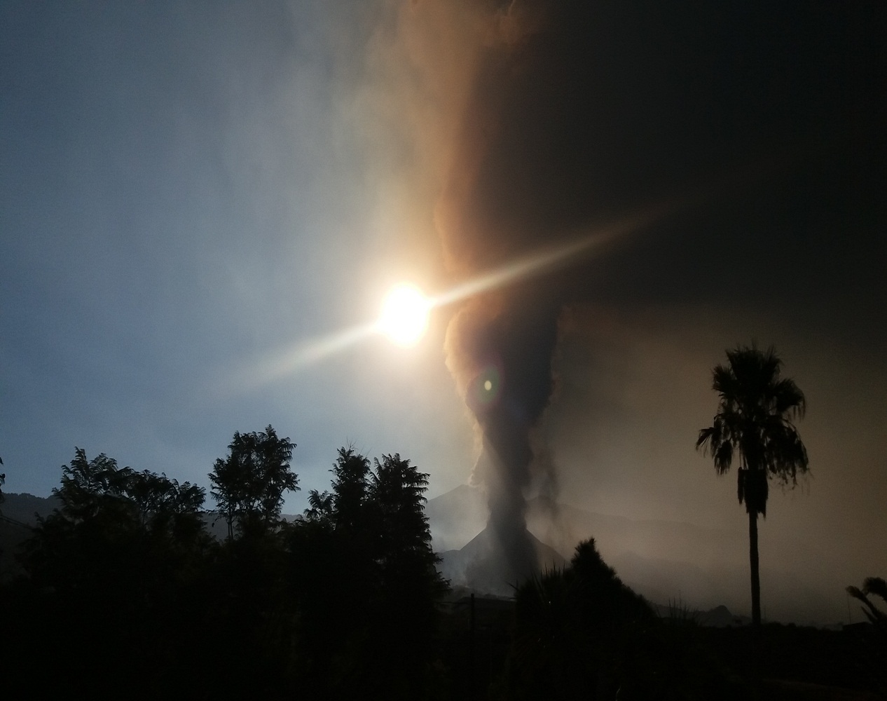 Se ve un volcán sin nombre en cumbre vieja. Con su ojo me mira para que recuerde su leyenda y su gran poder