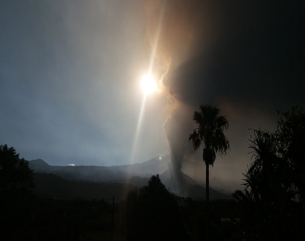 Se ve al nuevo volcán sin nombre de cumbre vieja, desde la terraza de mi casa.