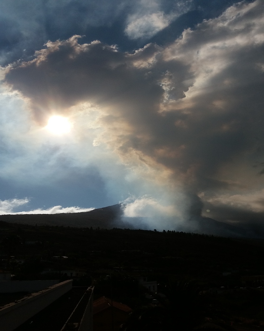 Vista del volcán de cumbre vieja de la isla de la Palma, en toda su magnitud y potencia. Un super gigante rojo colosal, en una mañana de octubre, que apareció en una loma conocida como cabeza de vaca.