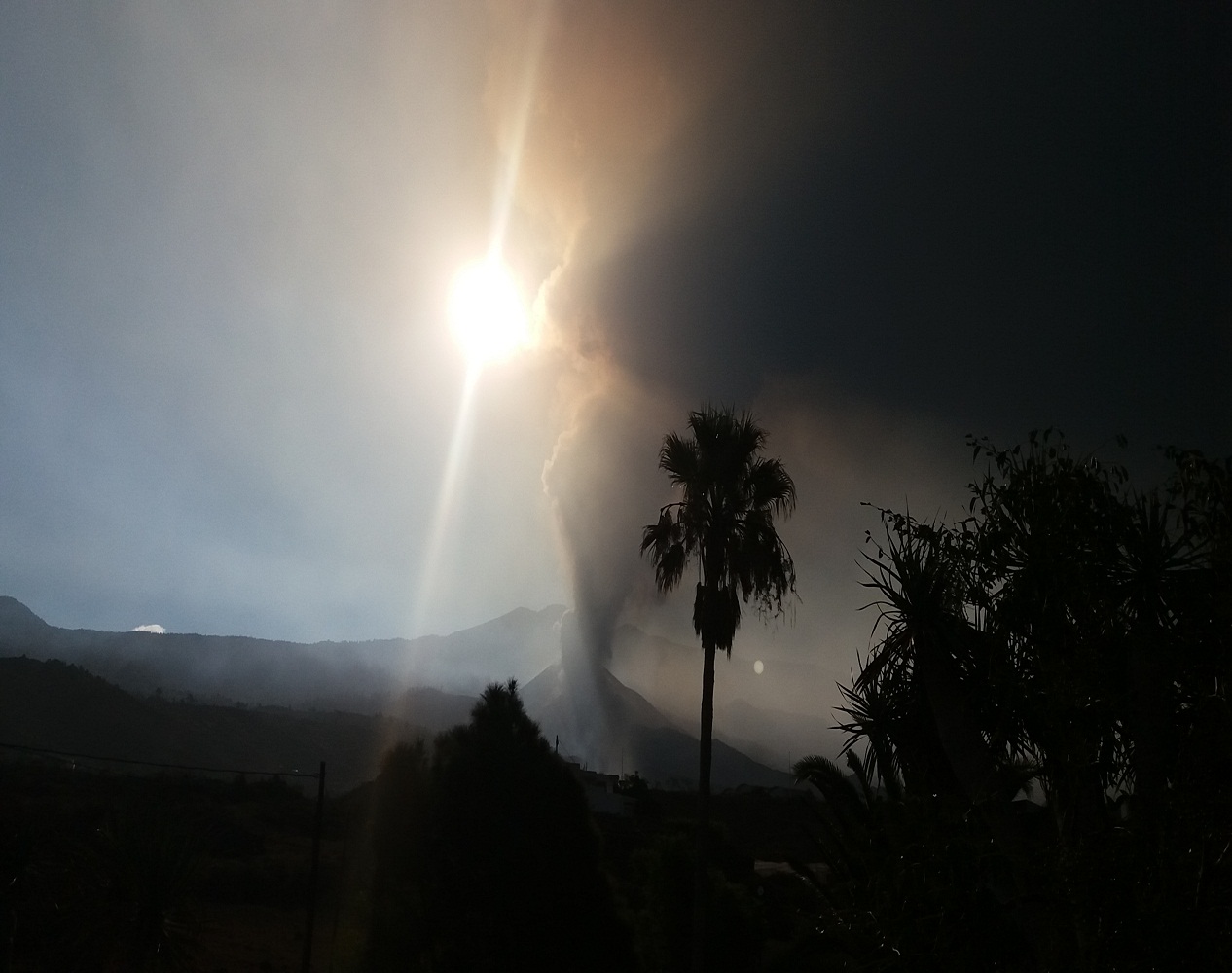 Se ve al volcán sin nombre de cumbre vieja. Poderoso, majestuoso y terrorífico a la vez