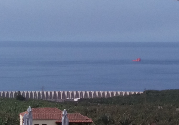 Se ve un buque oceanográfico vigilando la lava en el mar y sus efectos