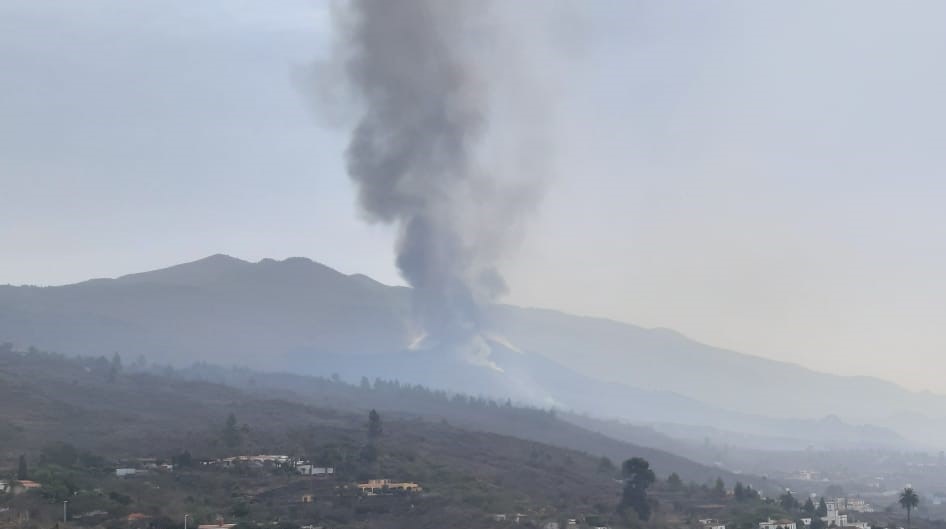 Se ve una panorámica del nuevo volcán en cumbre vieja de la isla de la Palma. Se ha convertido en trece días en un super gigante rojo colosal.