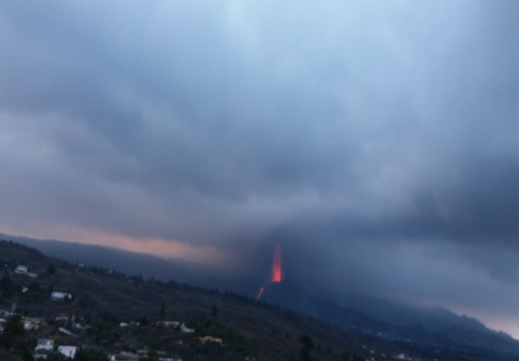 Se ve el volcán sin nombre de cumbre vieja en un lunes 11 de octubre de 2021. Impecable ha marcado nuestro destino.