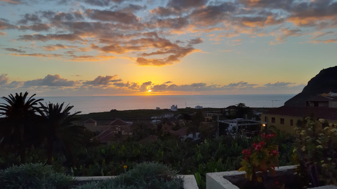 Se ve un atardecer bonito. Pensar que el sol también se extinguirá. Una rotación continua