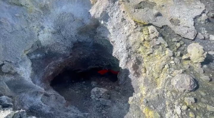 Se ve el cráter de un volcán con magma dentro