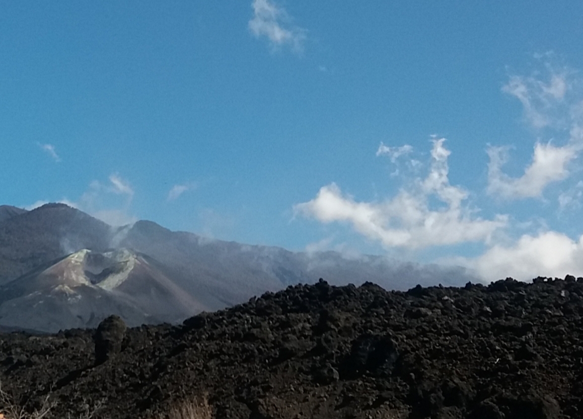 panorámica del volcán de la palma con una piedra tipo Ucanca