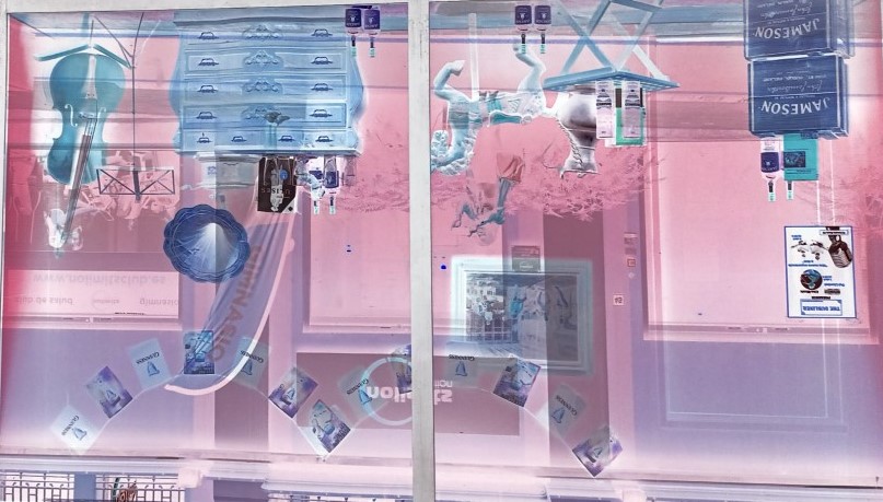 es que el revés es enigmático; no se sabe muy bien que es