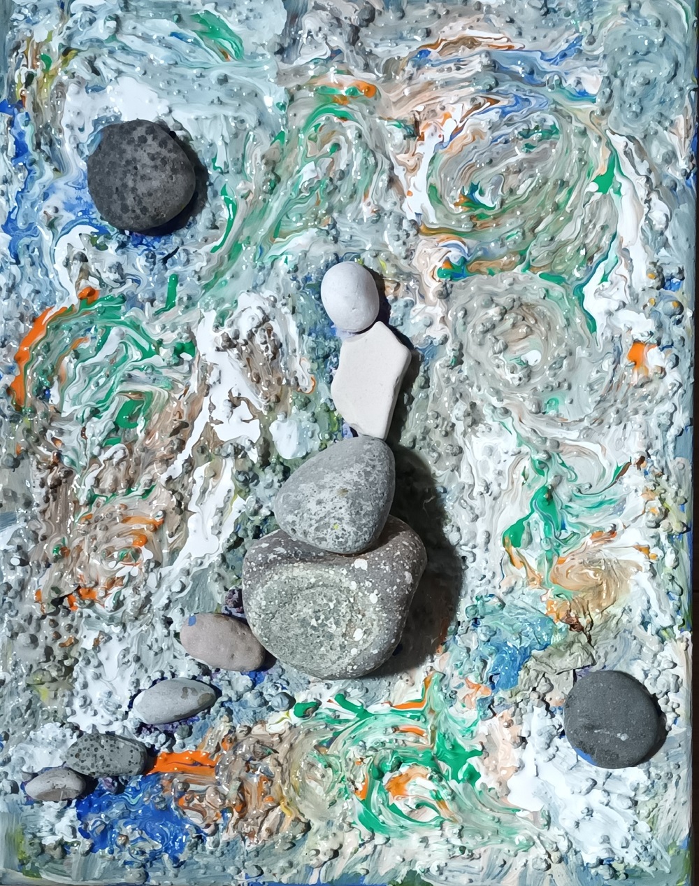 Se ve una figura de piedra contemplando la levedad del ciclo vital.