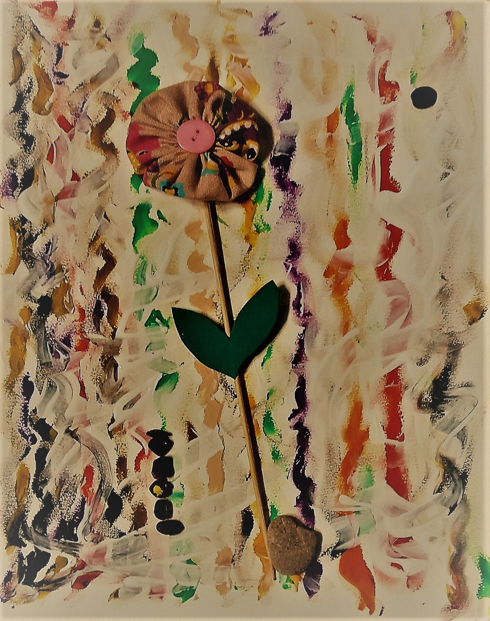 Una flor de trapo, con un botón.