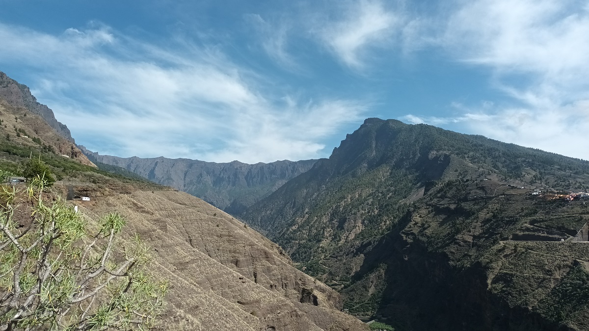 Panorámica del Bejenado y una cresta del roque de los muchachos.
