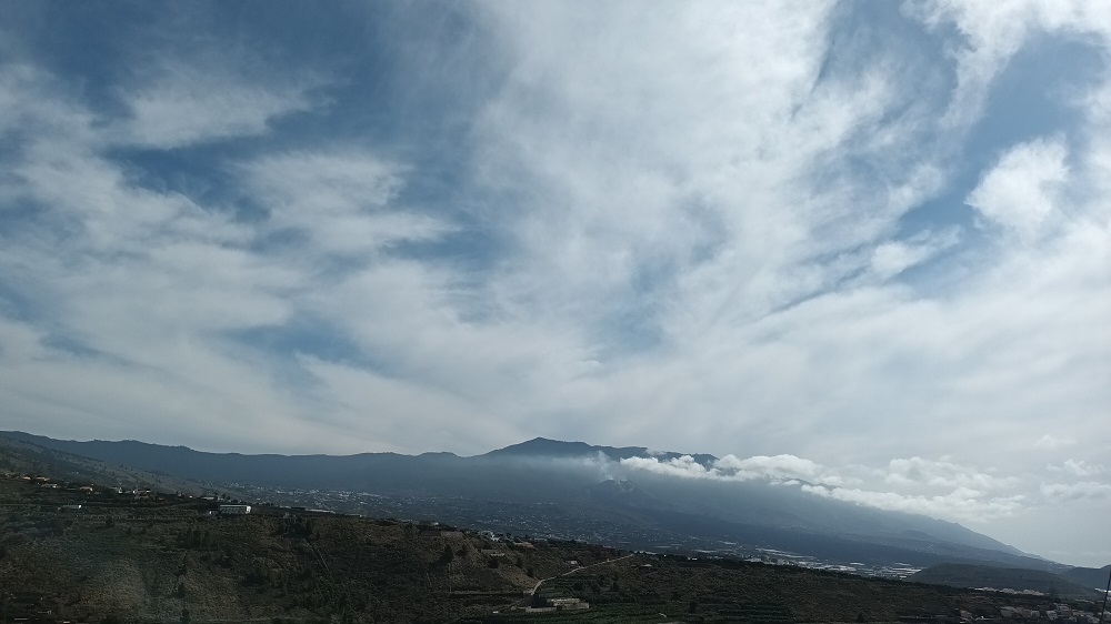 volcán isla de la palma, que sigue echando humo, gases y algún susto