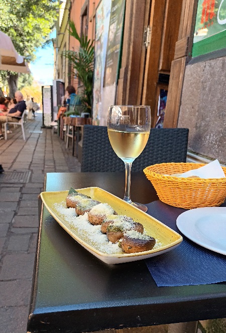 Un vino y una comida alegra un día