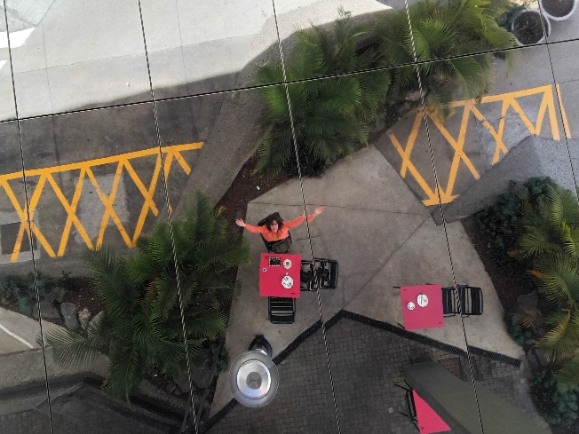 Isabel tomándose tranquilamente un café. Salud!