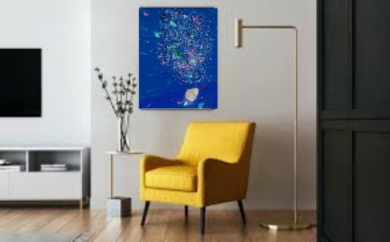 se ve un salón, con sillón, un cuadro de galeriaisaarte y un jarrón de flores