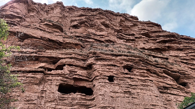 Se ve una montaña llena de cuevas de viejos ermitaños del pasado.
