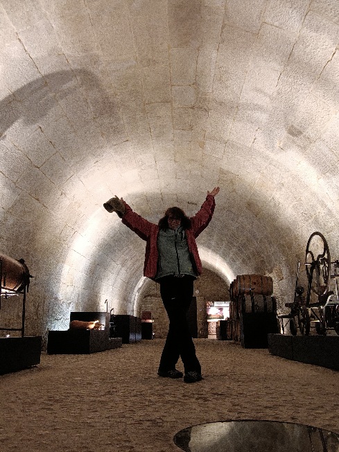 Isabel en una bodega subterránea del siglo xvI