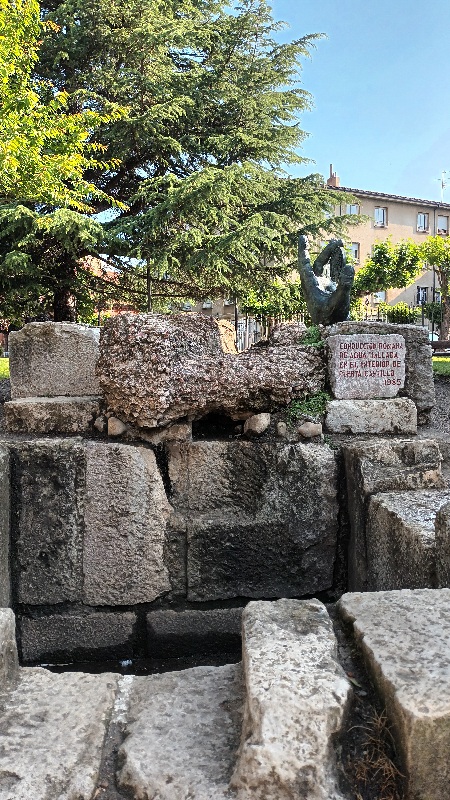 Se ve una antigua acequia de agya de origen romano en las calles de León.