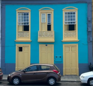 Se ve la fachada de una casa pintada de lindos colores.