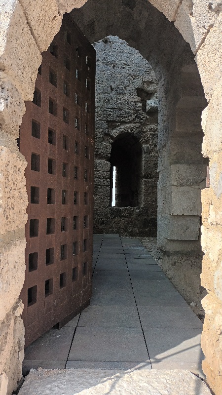 Se ve la puerta del castillo de castrojeriz
