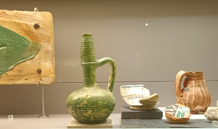 Se ven cerámicas de colores de Astorga, en el museo de León