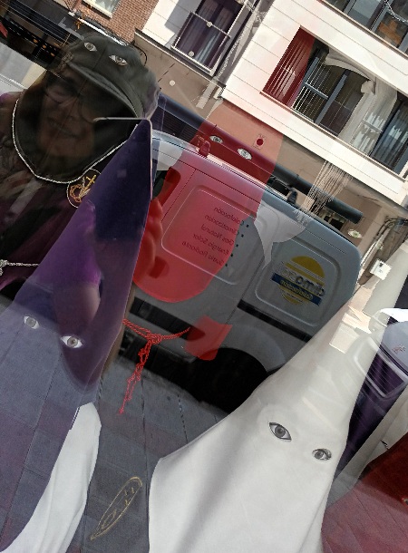 Se ven capuchas de Semana Santa. Le dijé a lis de Nifú Nifá que venga a carnavalear.