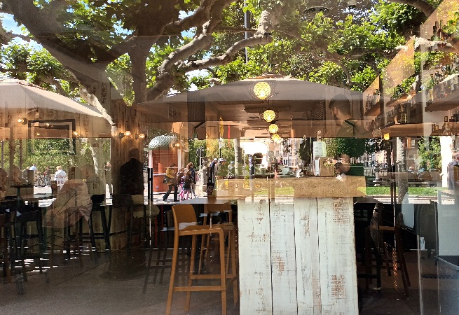 Se ve un restaurante de tapas, copas y habanos