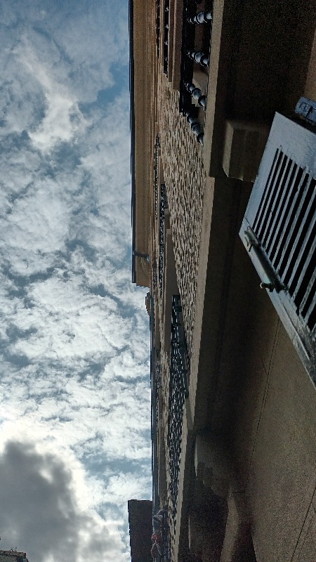 Se ve un cielo azul con nubes y rayos de sol