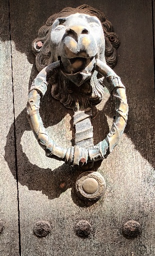 Emblemas medievales en puertas de robles
