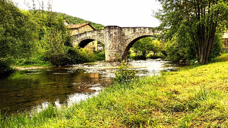 Puente medieval del pueblo de Zubiri, y su río Argal.
