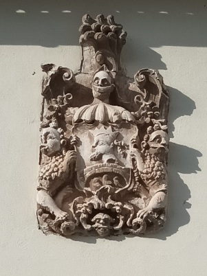 Se ve un escudo u emblema de una casa medieval de navarra. 
