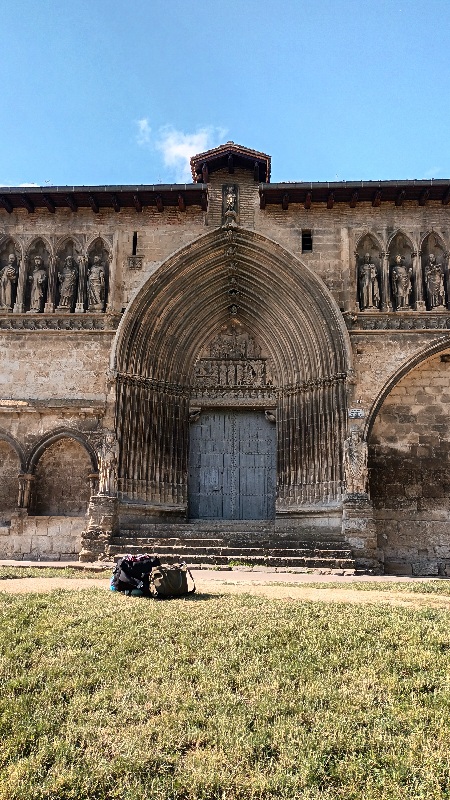 Imágen del Pórtico del Santo Sepulcro,  mi mochila y mi bolsito. 