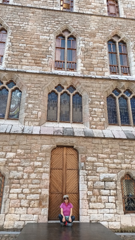 Se ve el edificio construido pir Gaudi, conocido como casa Botines, en León.