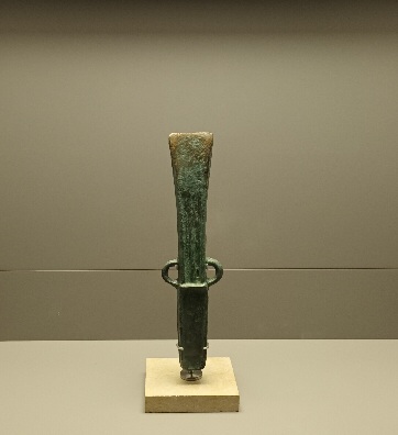 Se ve un hacha torío de León, en el museo de León.