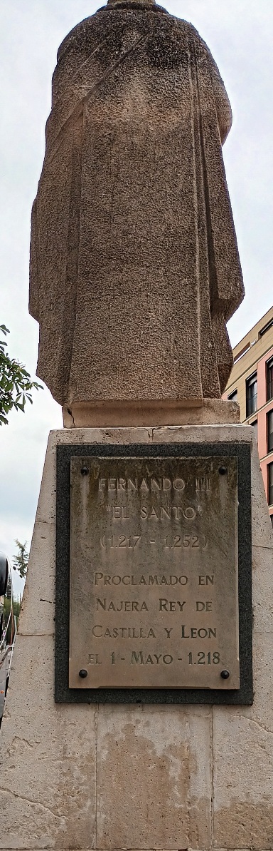 Se ve la escultura de Fernando el santo, proclamado en Nájera, Rey de Castilla y León