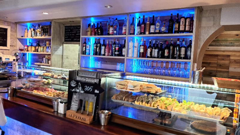 Tapeo y vino español en La Payana, León. Moderno, dinámico, buena música, buen ambiente..