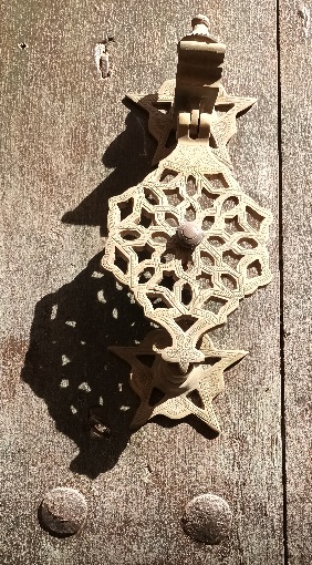 Emblemas geométricos del medievo en puertas de robles