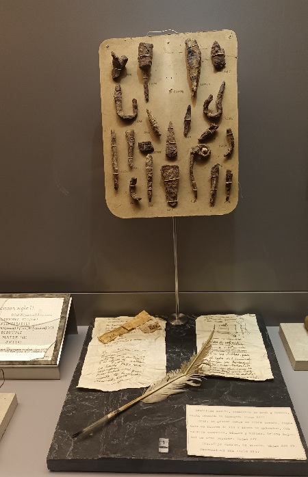 Se ve viejos registros de documentación arqueologíca del museo de león.