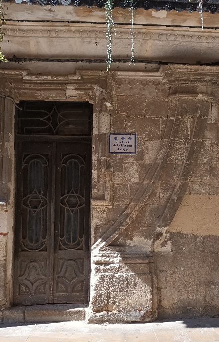 Se ve una puerta del palacio de los Munárriz
