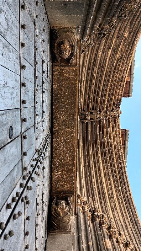Vista del Pórtico del Santo Sepulcro en la ciudad de Estella. Precioso gótico de historia del arte.