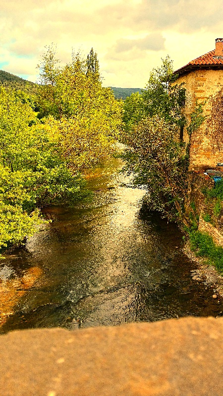 Panorámica del río Argal desde el puente medieval conocido como "de la rabia".