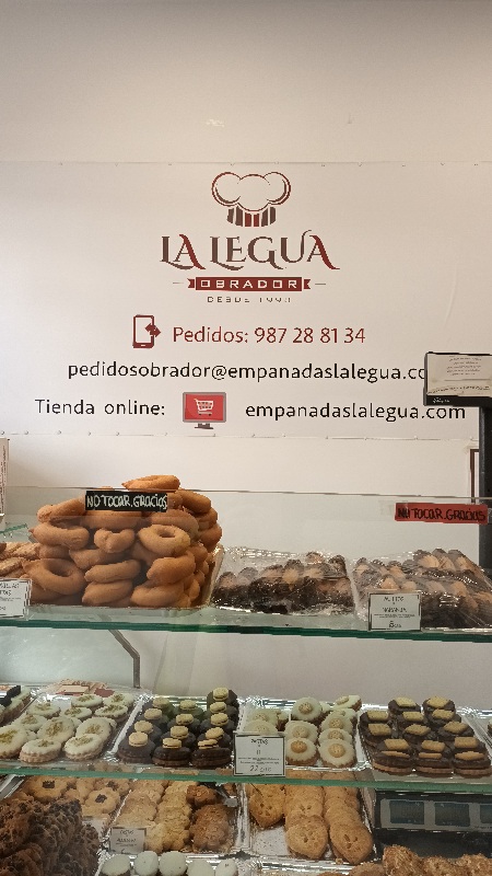 Se ve una dulce pastelería Leonesa, de León; golosos!