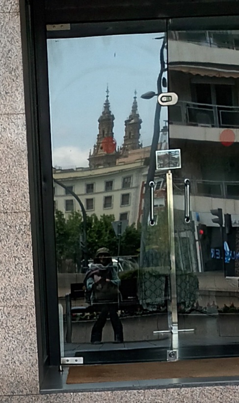 Se ve a Isabel con las torres gemekas de la Catedral de la Redonda
