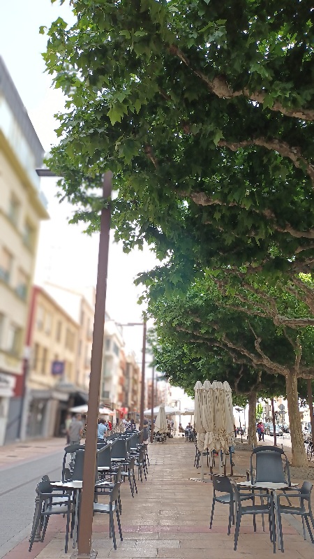 Se ve uba calle de tapeo y vino español en León