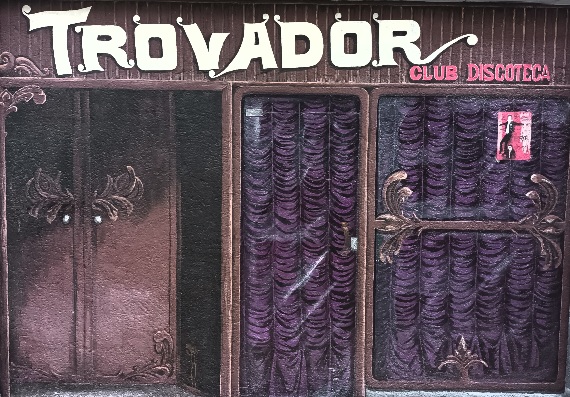 Se ve una discoteca llanada "trovador".