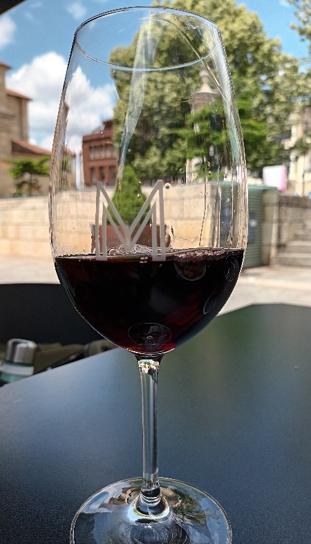 Una copa de vino del bierzo, en León.