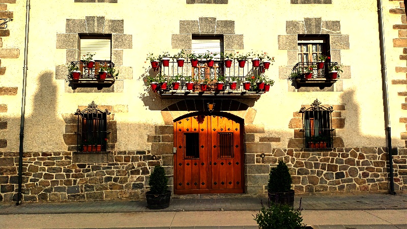 Casa típica navarra, con sus ventanales de madera y los colores de los geranios.
