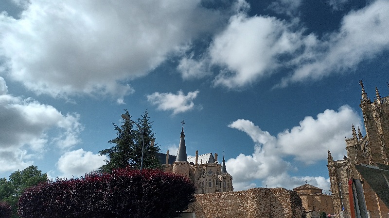 Panorámica de Astorga, con su catedral, en el cabildo de León, España.